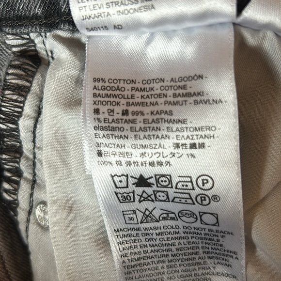 Levi’s wedgie VGUC high rise, button fly grey jeans, distressing on one leg. - Picture 14 of 15